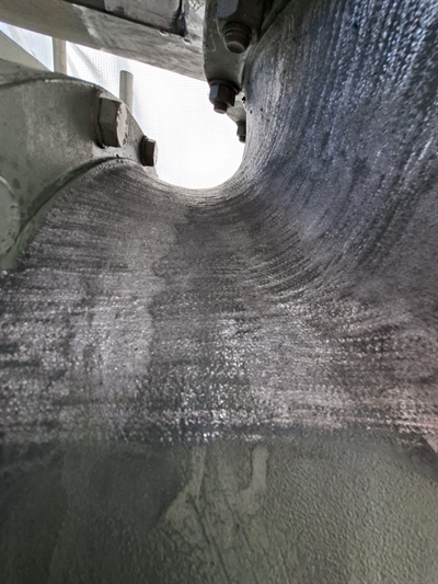 The surface of the substrate is brought back to metal around the damaged area